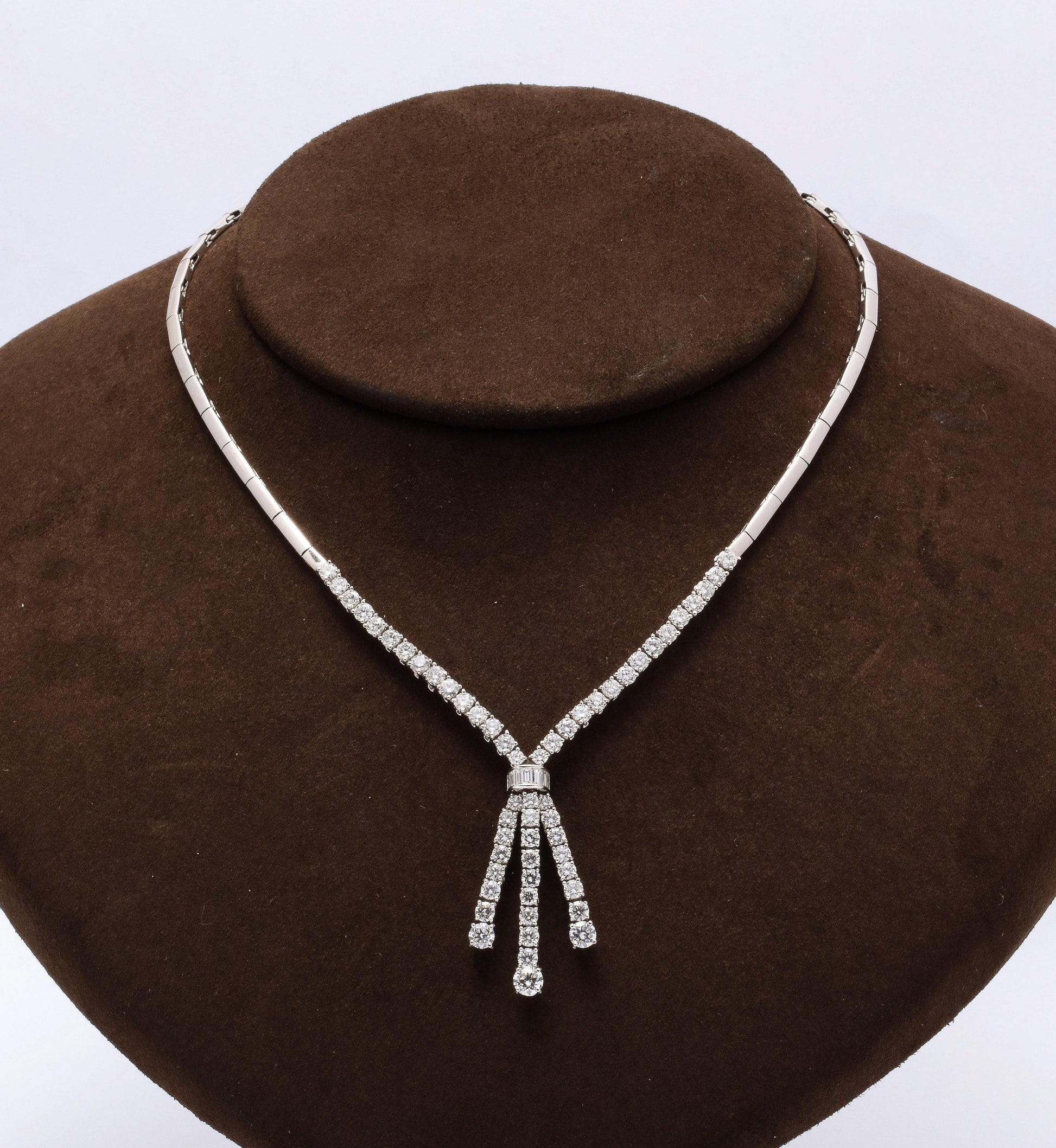 https://a.1stdibscdn.com/diamond-drop-necklace-for-sale-picture-7/j_415/1612551956016/6R1A6910_master.jpg