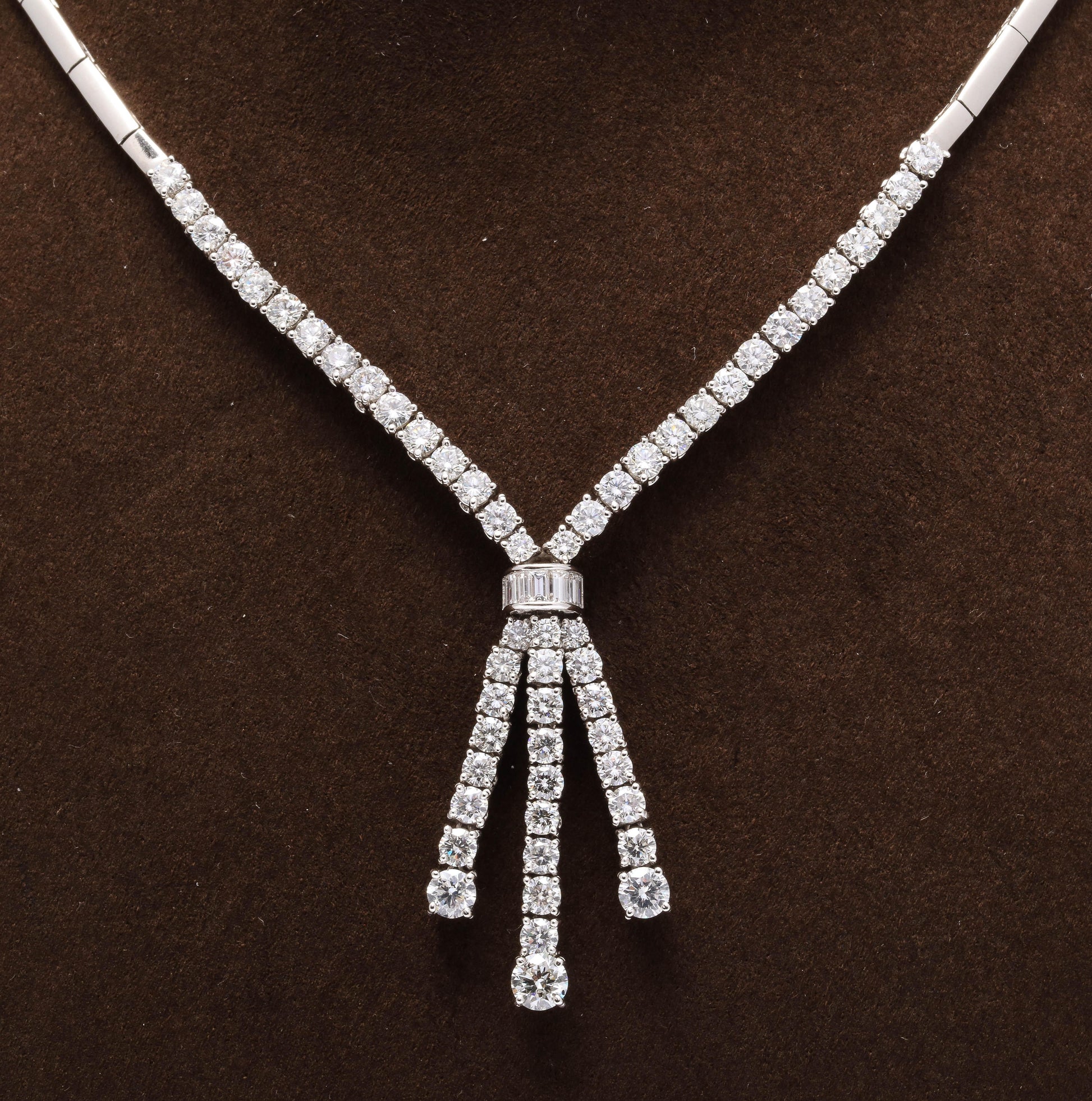 https://a.1stdibscdn.com/diamond-drop-necklace-for-sale-picture-8/j_415/1612551959041/6R1A6911_master.jpg