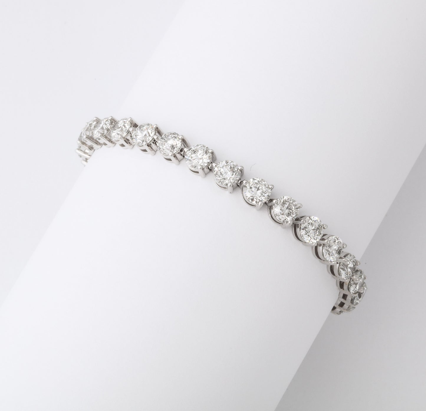 https://a.1stdibscdn.com/half-a-carat-each-three-prong-diamond-tennis-bracelet-for-sale-picture-6/j_415/1605728597579/6R1A7419_master.jpg