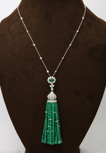https://a.1stdibscdn.com/emerald-and-diamond-tassel-necklace-for-sale-picture-6/j_415/1605728024932/6R1A7460_master.jpg?width=768
