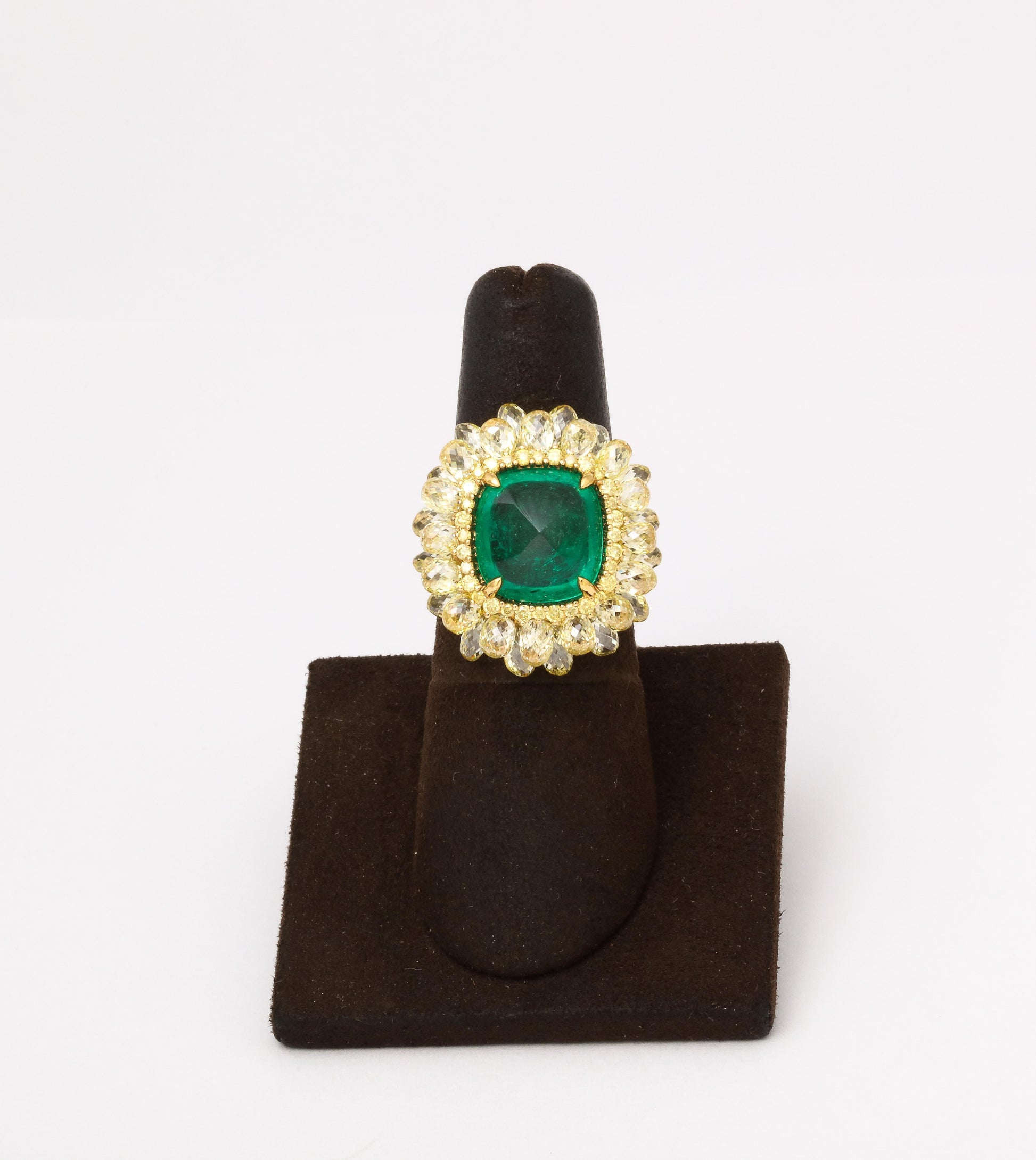 https://a.1stdibscdn.com/5-carat-sugarloaf-cabochon-emerald-and-yellow-diamond-ring-for-sale-picture-2/j_415/j_202926121694024693901/6R1A8710_master.jpg