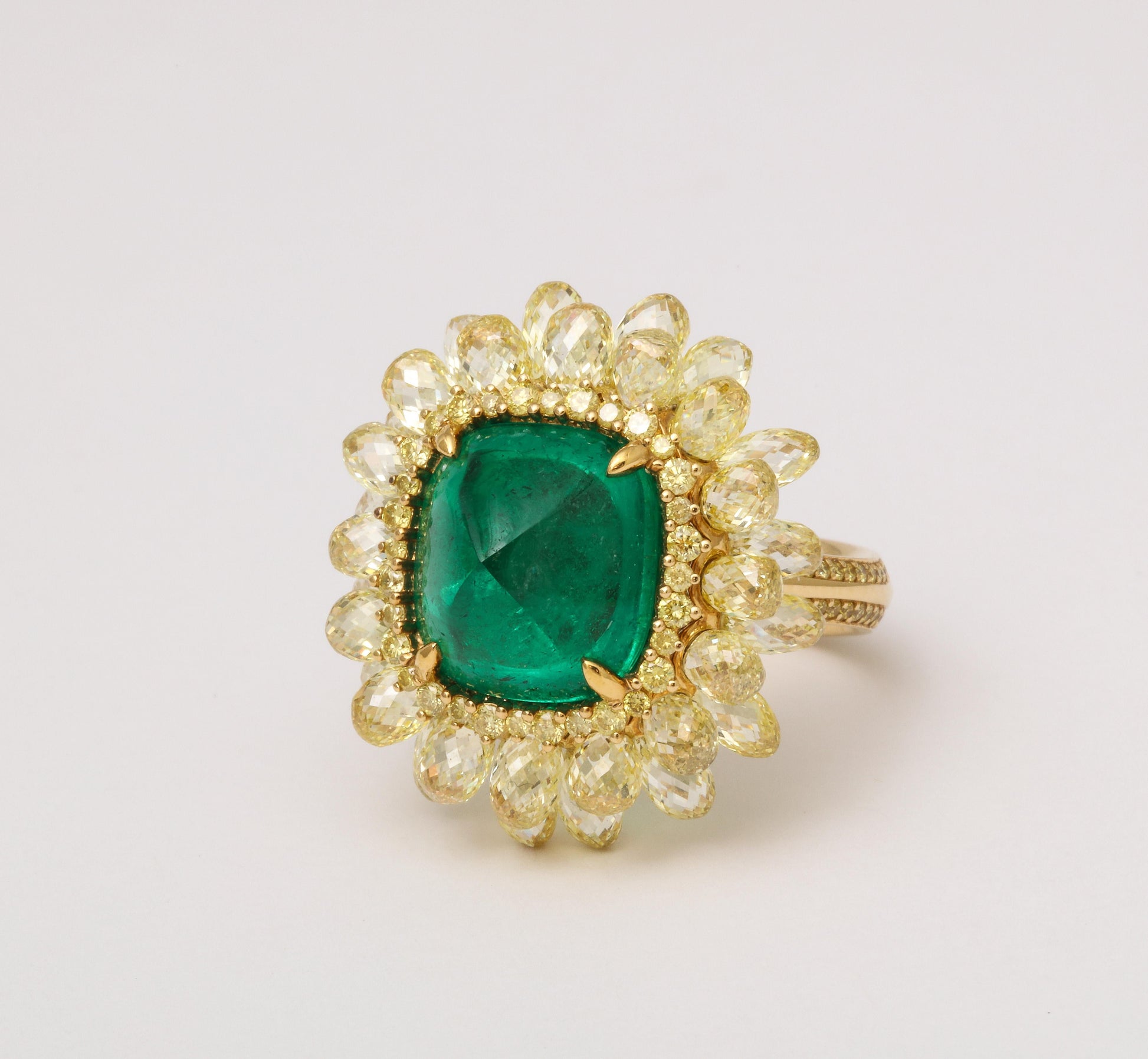 https://a.1stdibscdn.com/5-carat-sugarloaf-cabochon-emerald-and-yellow-diamond-ring-for-sale-picture-8/j_415/j_202926121694024696604/6R1A8716_master.jpg