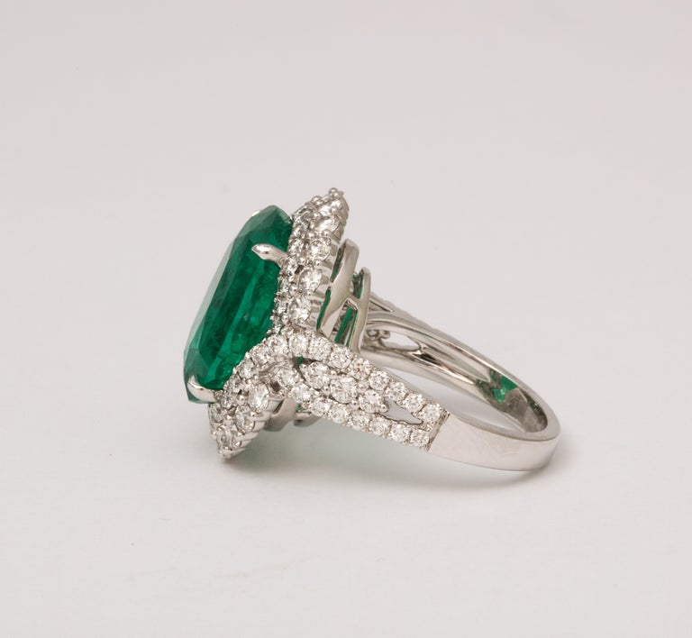 https://a.1stdibscdn.com/9-carat-vivid-green-emerald-and-diamond-ring-for-sale-picture-6/j_415/j_202926821694024997881/6R1A8723_master.jpg?width=768