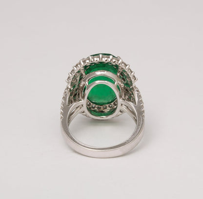 https://a.1stdibscdn.com/9-carat-vivid-green-emerald-and-diamond-ring-for-sale-picture-7/j_415/j_202926821694024997820/6R1A8724_master.jpg?width=768