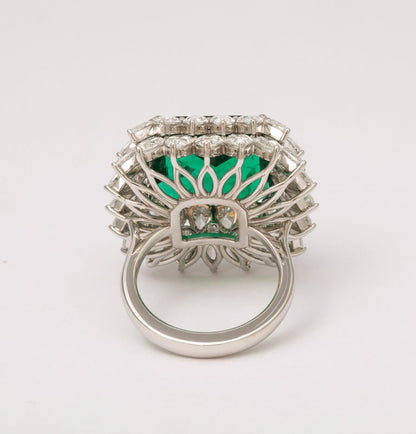 https://a.1stdibscdn.com/13-carat-emerald-and-diamond-ring-for-sale-picture-5/j_415/j_203160921694195656710/6R1A8732_master.jpg?width=768