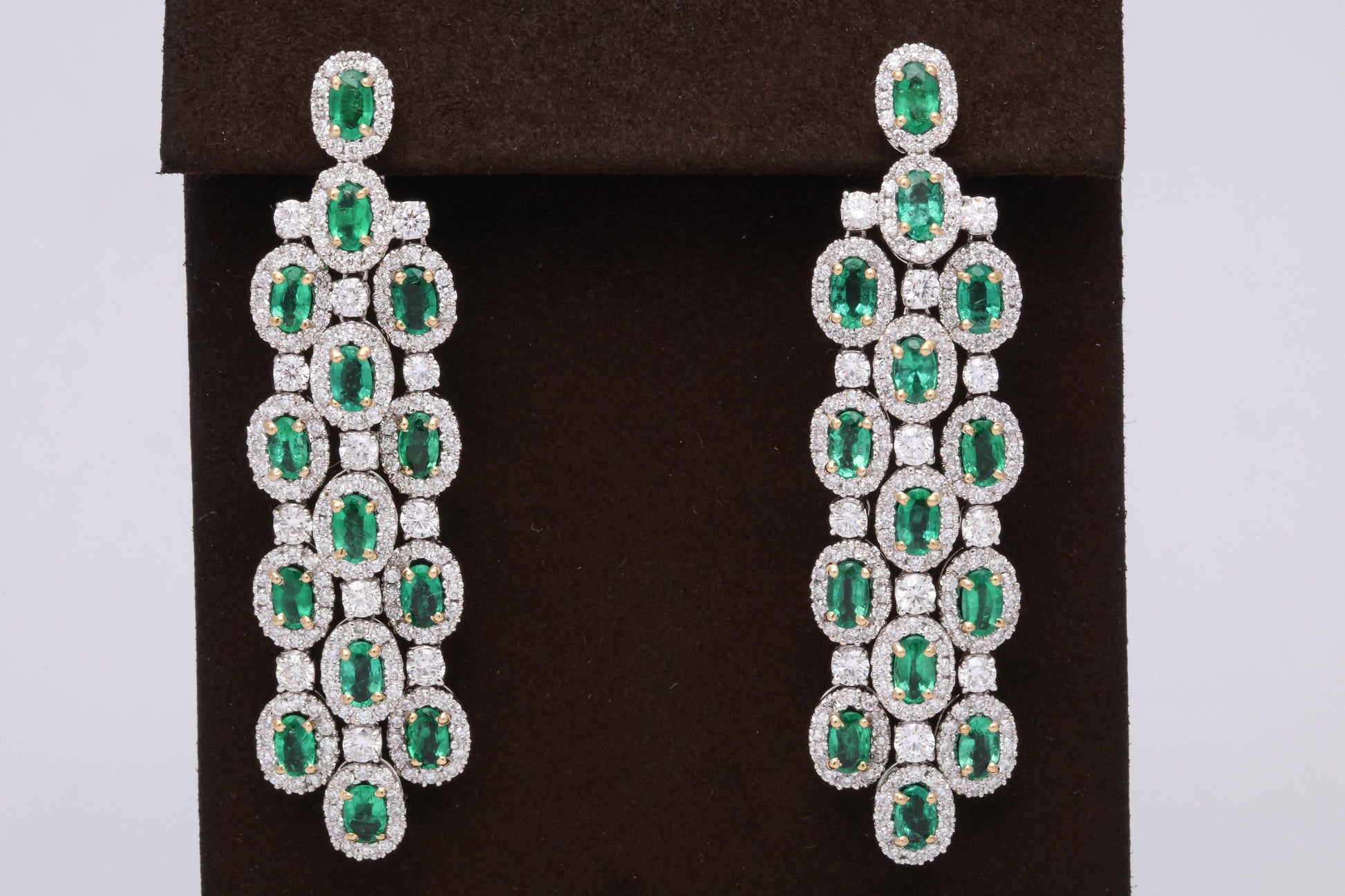 https://a.1stdibscdn.com/green-emerald-chandelier-earrings-for-sale-picture-2/0/j_42665231525894027480/6R1A9329_master.jpg