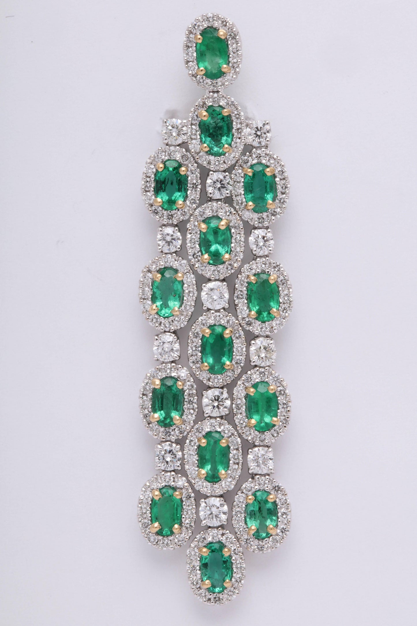 https://a.1stdibscdn.com/green-emerald-chandelier-earrings-for-sale-picture-3/0/j_42665231525894030074/6R1A9331_master.jpg