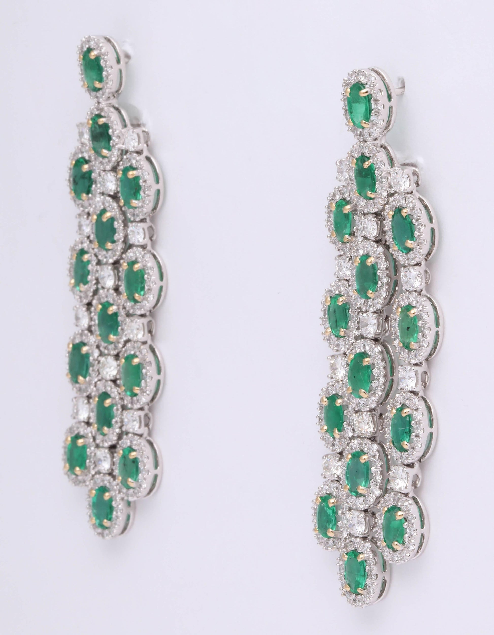 https://a.1stdibscdn.com/green-emerald-chandelier-earrings-for-sale-picture-5/0/j_42665231525894035029/6R1A9335_master.jpg