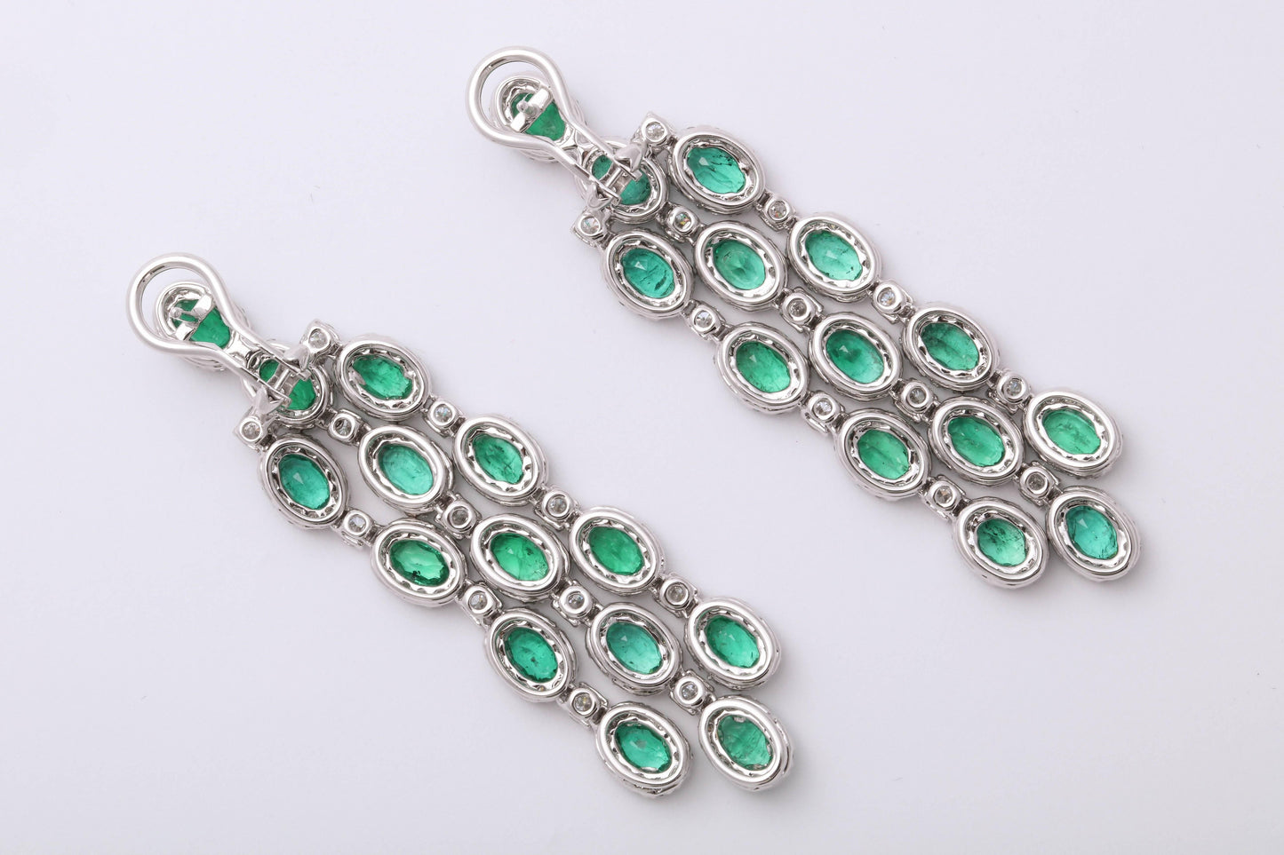 https://a.1stdibscdn.com/green-emerald-chandelier-earrings-for-sale-picture-6/0/j_42665231525894036366/6R1A9338_master.jpg