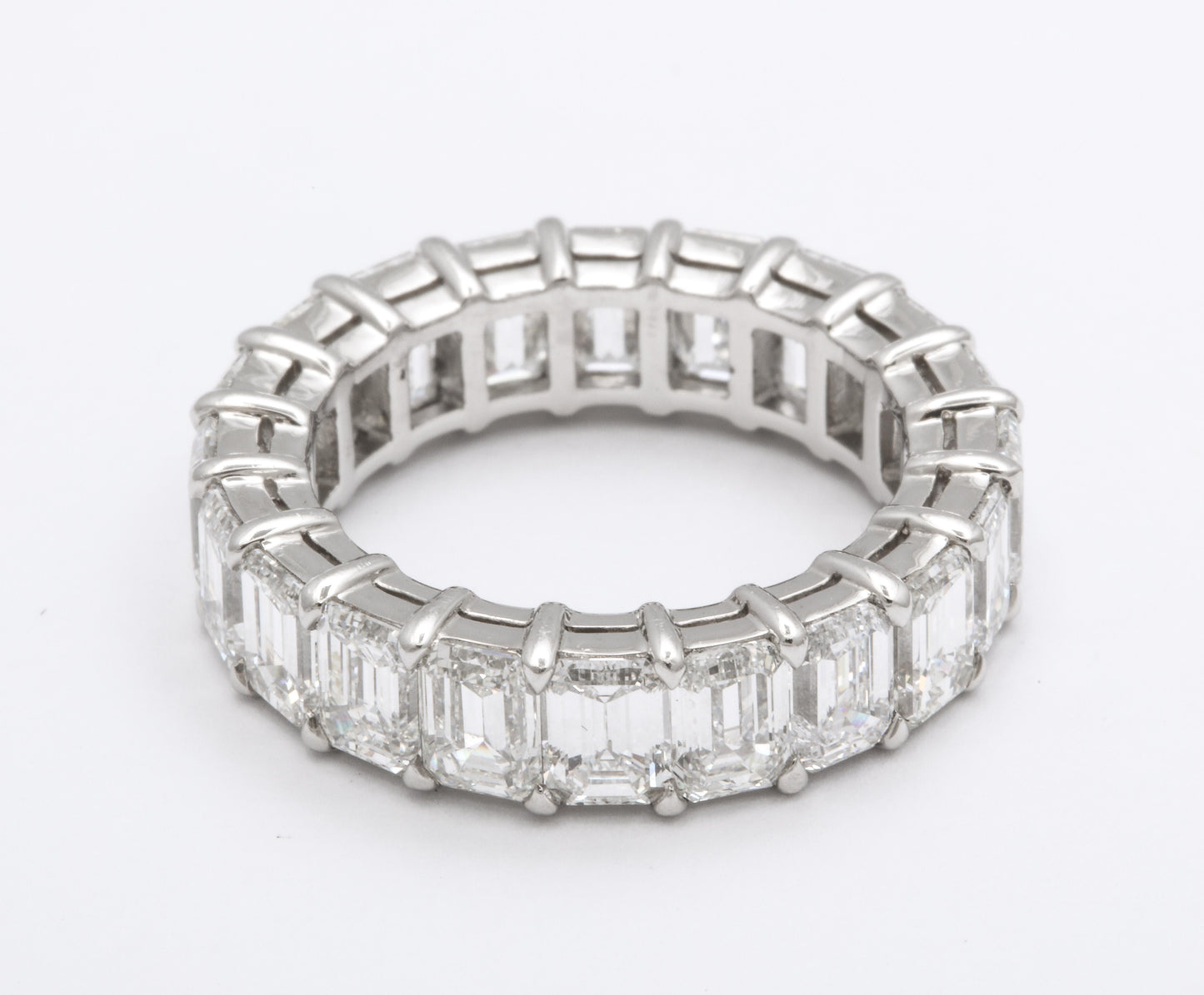 https://a.1stdibscdn.com/emerald-cut-diamond-eternity-band-for-sale-picture-2/j_415/j_103217621599662412926/6R1A9349_master.jpg