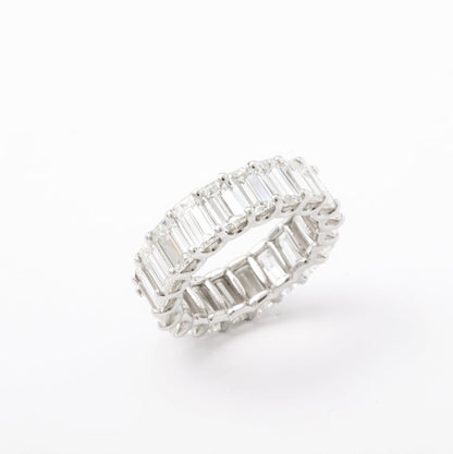 https://a.1stdibscdn.com/emerald-cut-diamond-eternity-band-for-sale-picture-4/j_415/j_168334821661871437562/6R1A9403_master.jpg?width=768