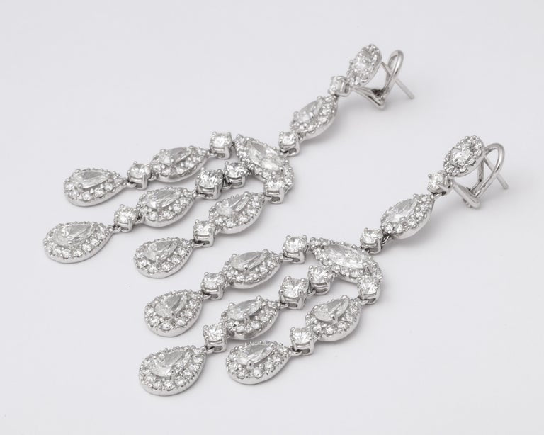 https://a.1stdibscdn.com/diamond-chandelier-earrings-for-sale-picture-8/j_415/1599662285208/6R1A9813_master.jpg?width=768
