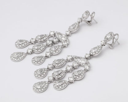 https://a.1stdibscdn.com/diamond-chandelier-earrings-for-sale-picture-8/j_415/1599662285208/6R1A9813_master.jpg?width=768