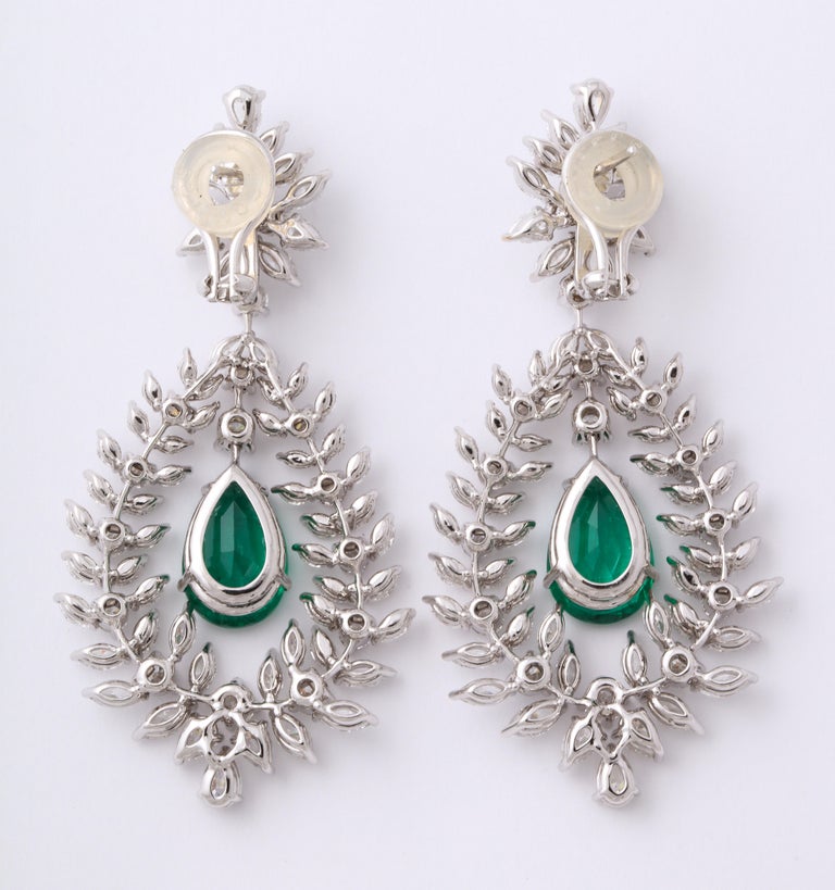 https://a.1stdibscdn.com/emerald-and-diamond-drop-earrings-for-sale-picture-3/j_415/1603302067091/6R1A9933_master.jpg?width=768