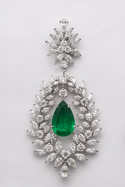 https://a.1stdibscdn.com/emerald-and-diamond-drop-earrings-for-sale-picture-5/j_415/1603302079064/6R1A9937_master.jpg