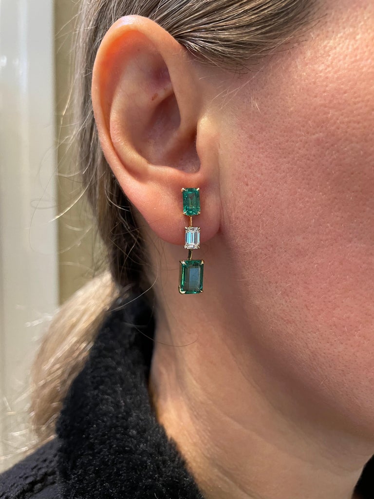 https://a.1stdibscdn.com/emerald-and-diamond-dangle-drop-earrings-for-sale-picture-8/j_415/j_18097792/73E3138C_57A3_478F_9B4F_1673367344371_master.jpeg?width=768