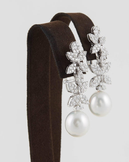 https://a.1stdibscdn.com/classic-diamond-pearl-white-gold-drop-earrings-for-sale-picture-3/j_415/j_112628721610379773894/781A0764_master.jpg?width=768