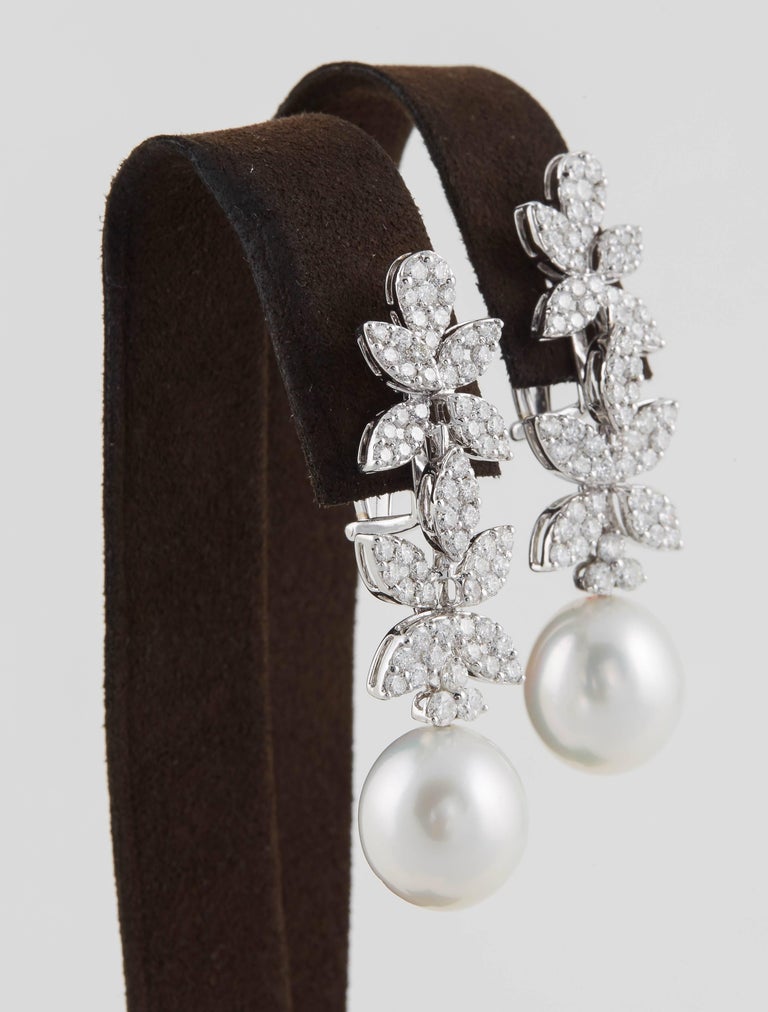 https://a.1stdibscdn.com/classic-diamond-pearl-white-gold-drop-earrings-for-sale-picture-4/j_415/j_112628721610379774635/781A0765_master.jpg?width=768