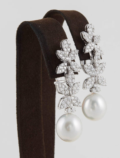 https://a.1stdibscdn.com/classic-diamond-pearl-white-gold-drop-earrings-for-sale-picture-4/j_415/j_112628721610379774635/781A0765_master.jpg?width=768