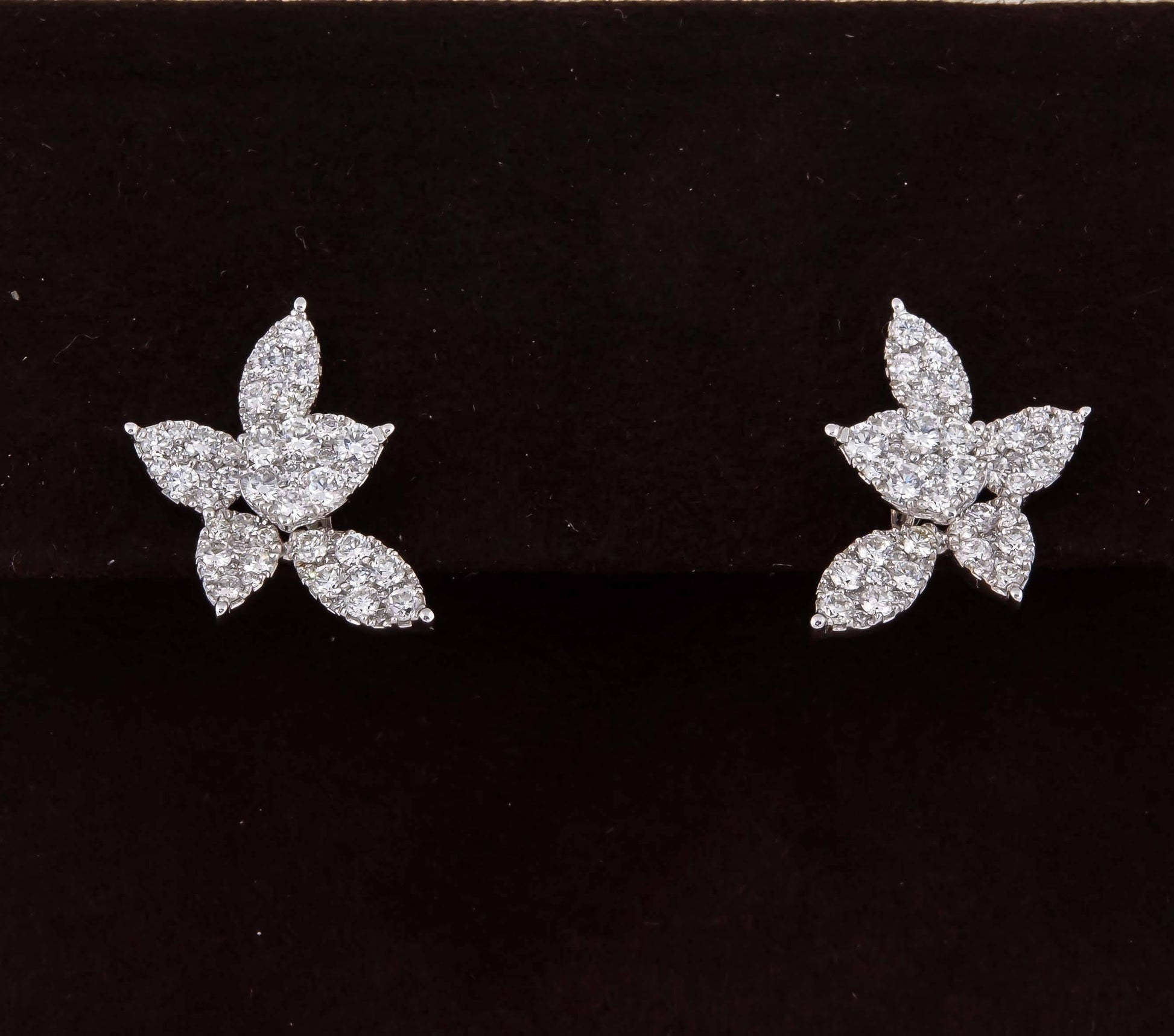 https://a.1stdibscdn.com/classic-diamond-gold-cluster-earrings-for-sale-picture-2/j_415/j_261533921746539115296/IMG_5817_master.jpg