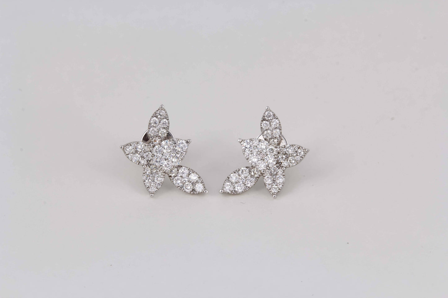 https://a.1stdibscdn.com/classic-diamond-gold-cluster-earrings-for-sale-picture-7/j_415/j_261533921746539117860/IMG_5823_master.jpg