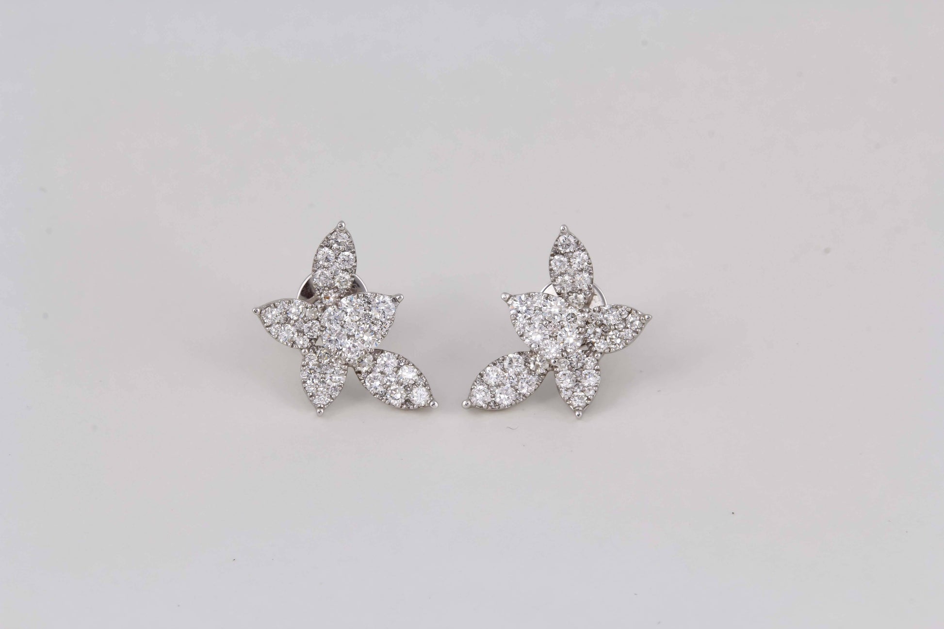 https://a.1stdibscdn.com/classic-diamond-gold-cluster-earrings-for-sale-picture-7/j_415/j_261533921746539117860/IMG_5823_master.jpg