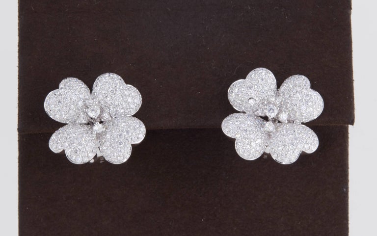 https://a.1stdibscdn.com/diamond-white-gold-flower-earrings-for-sale-picture-2/j_415/j_114510421612457332249/IMG_7513_master.jpg?width=768