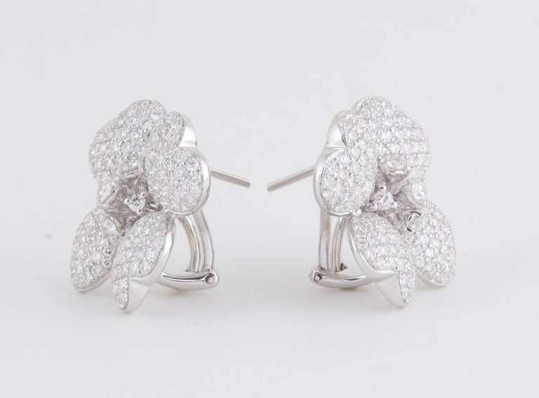 https://a.1stdibscdn.com/diamond-white-gold-flower-earrings-for-sale-picture-4/j_415/j_114510421612457332948/IMG_7516_master.jpg?width=768